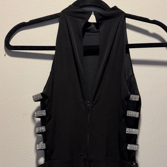 Elegant Black Sleeveless Dress - Picture 3 of 4